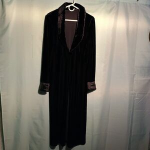 Vintage Black Velvet Robe with Satin Cuffs – Long Sleeve Lounge Duster